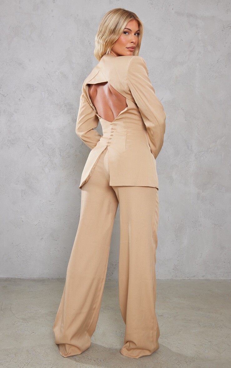 

PrettyLittleThing Тканый пиджак с открытой спиной и застежкой на пуговицы из камня