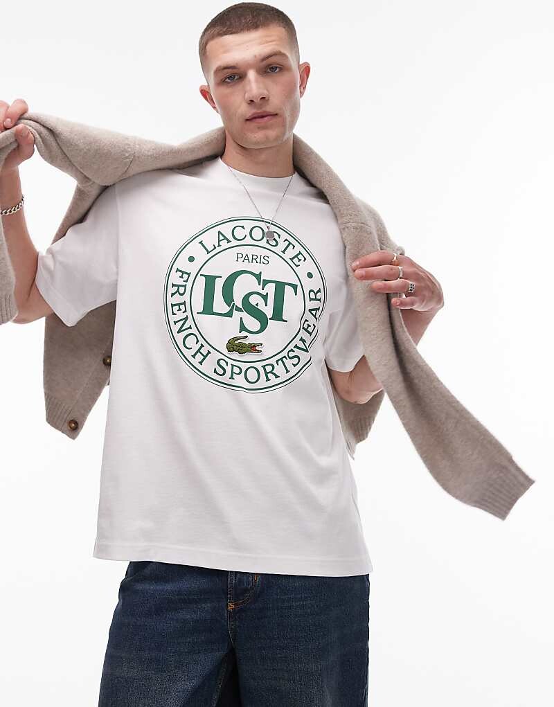 

Lacoste – белая футболка с подписанным логотипом спереди