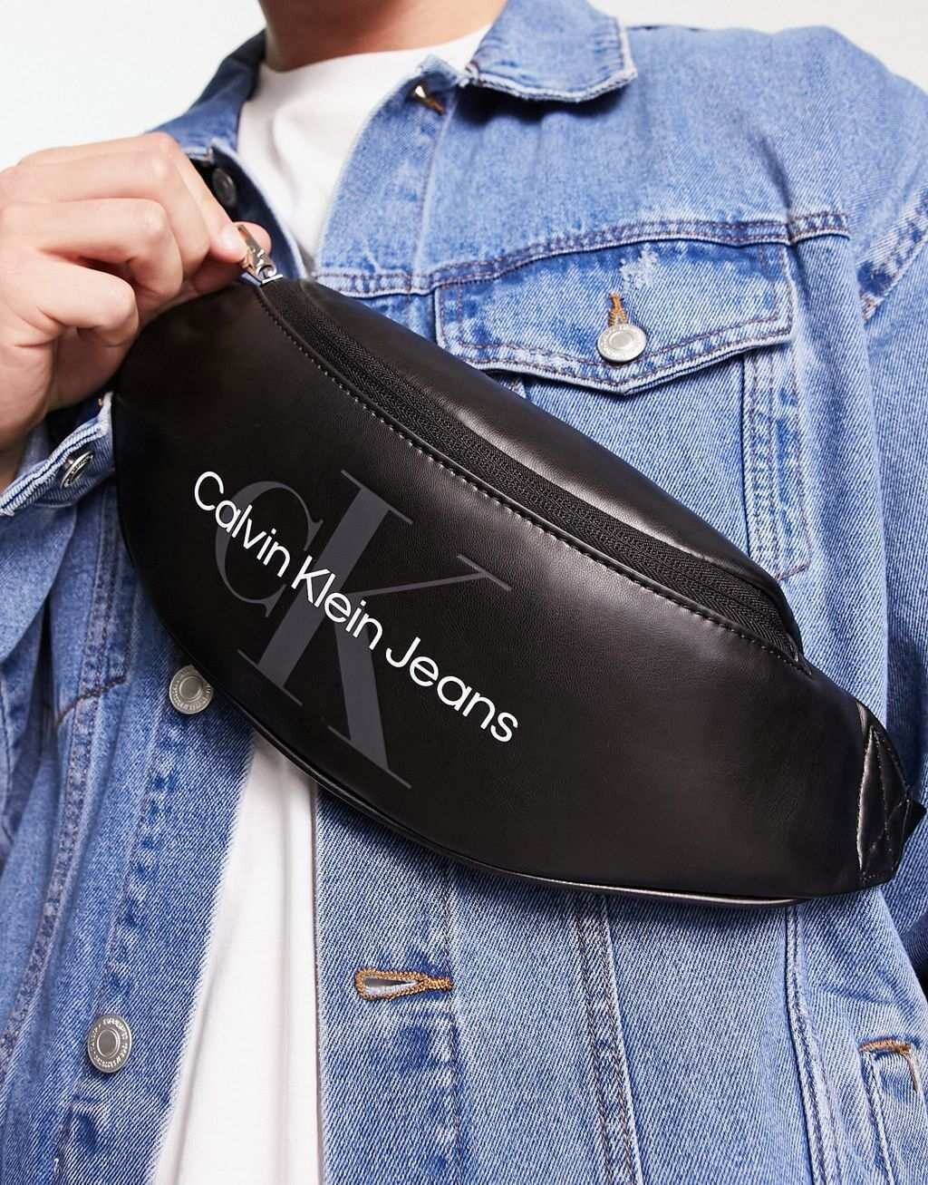 

Черная поясная сумка с монограммой и логотипом Calvin Klein Jeans Essential