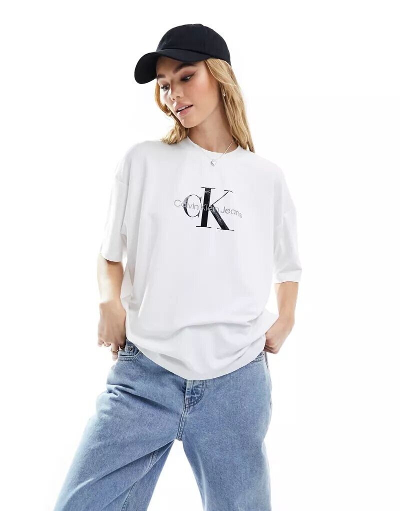 

Ярко-белая футболка-бойфренд Calvin Klein с логотипом-монограммой