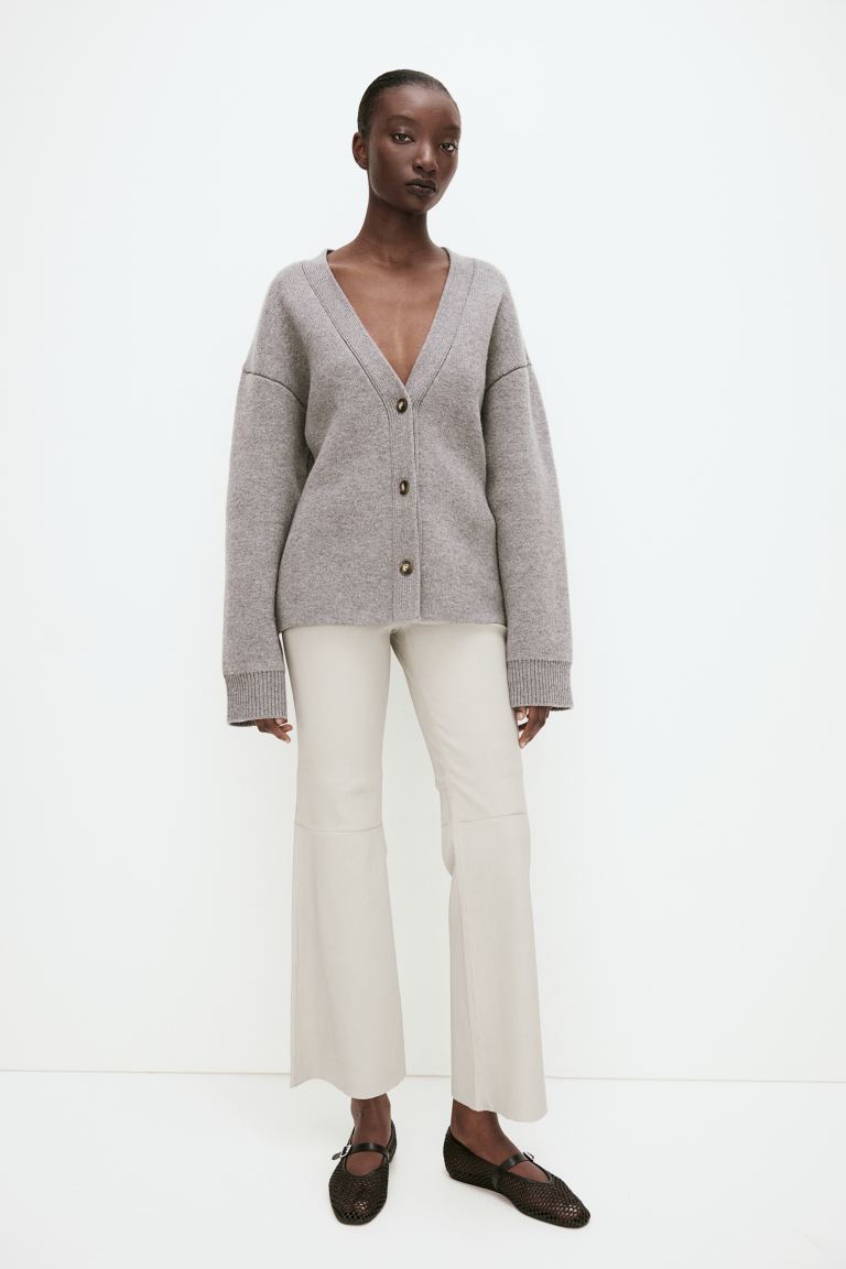 Расклешенные кожаные брюки H&M, серый