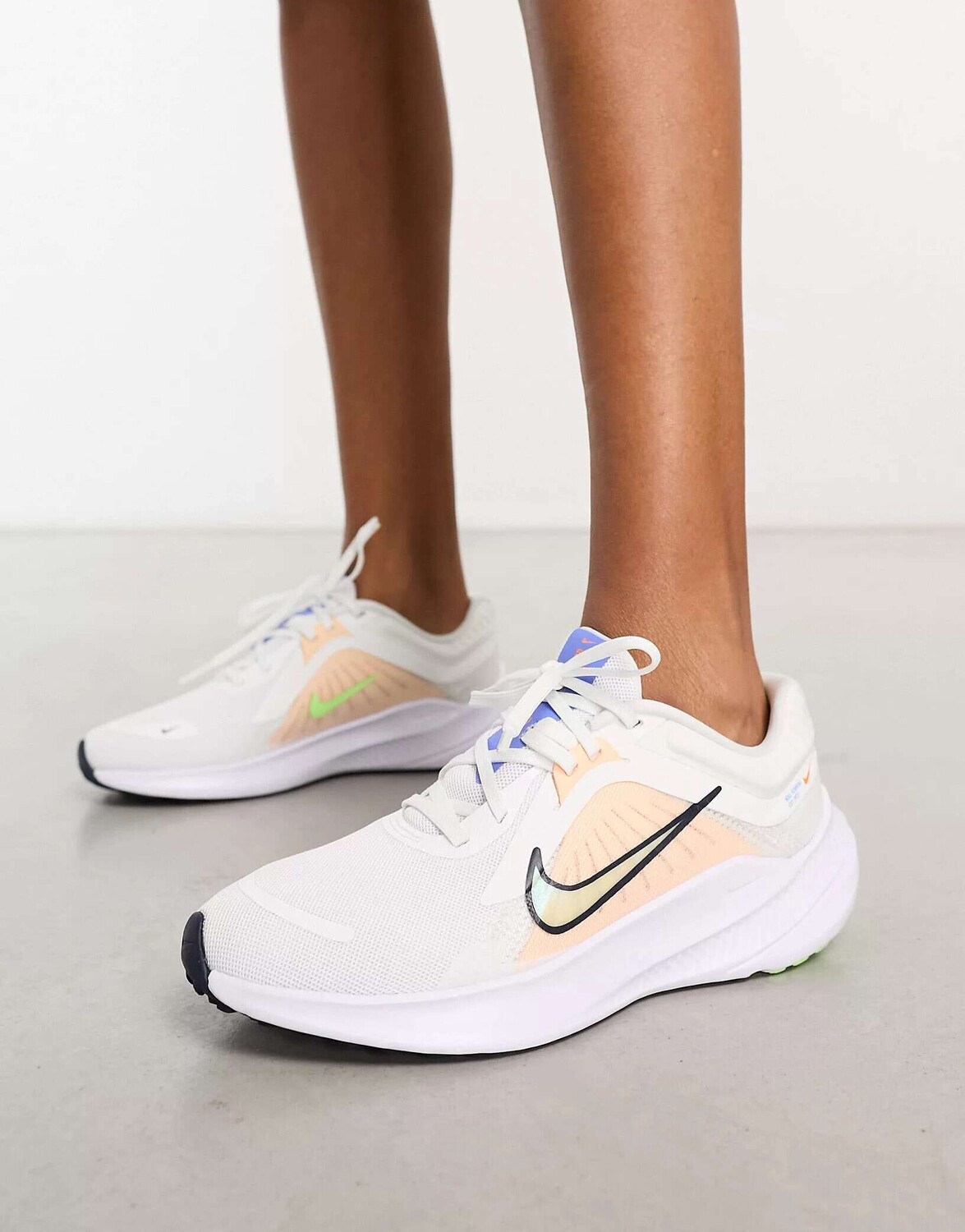 

Белые мульти-кеды Nike Quest 5