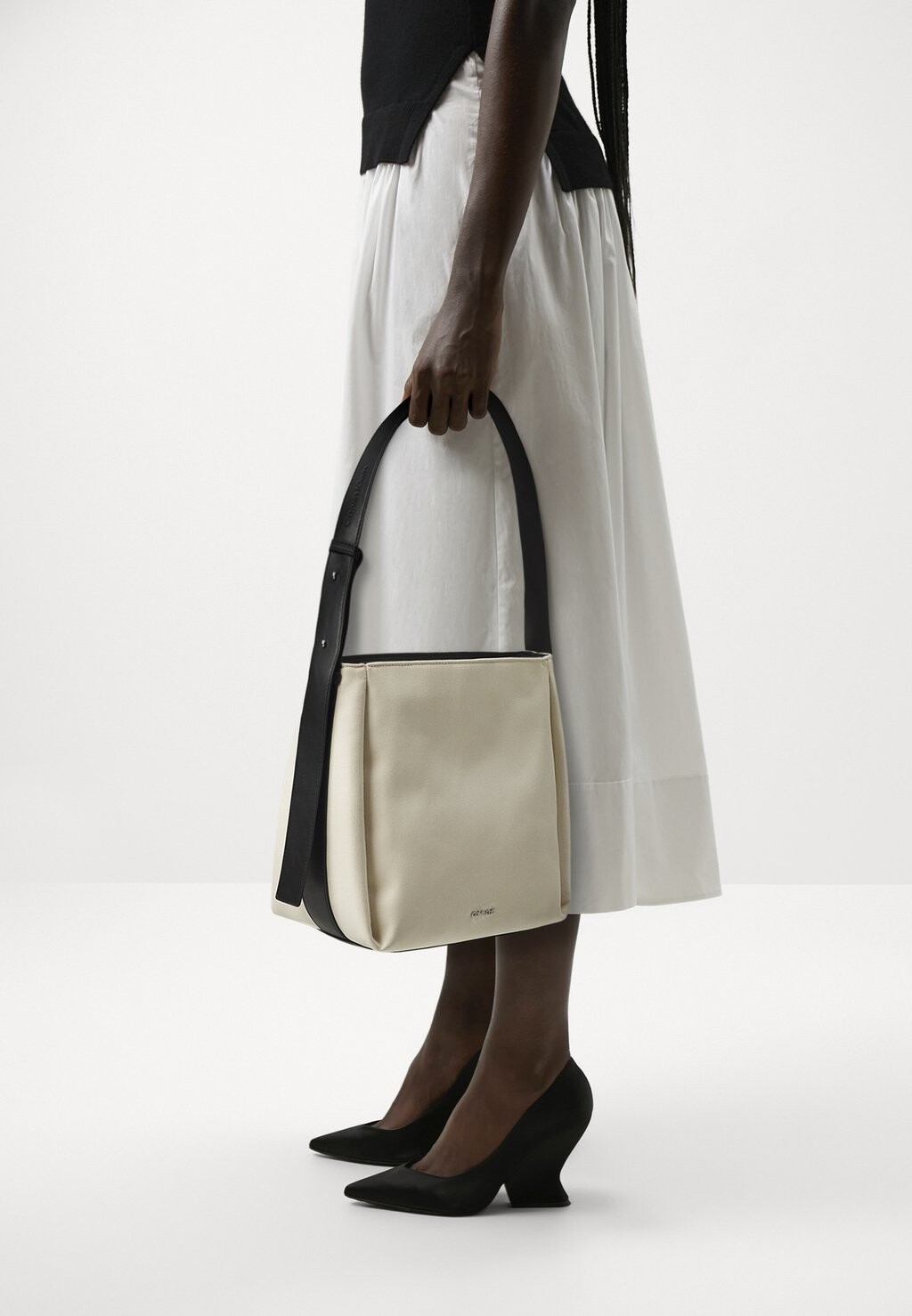 

Сумочка GRACIE BUCKET BAG Calvin Klein, крем
