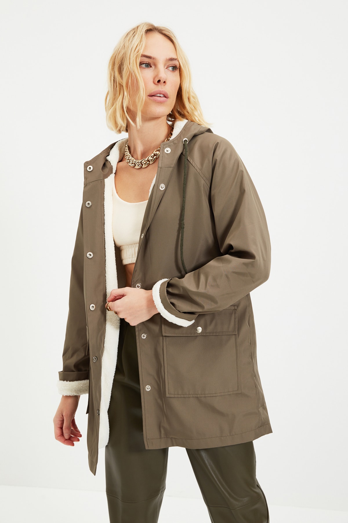 Пальто Trendyol оверсайз плюшевое с капюшоном, темно-зеленый цена и фото