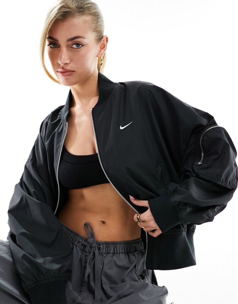 

Черная оверсайз-бомбер Nike essenitals