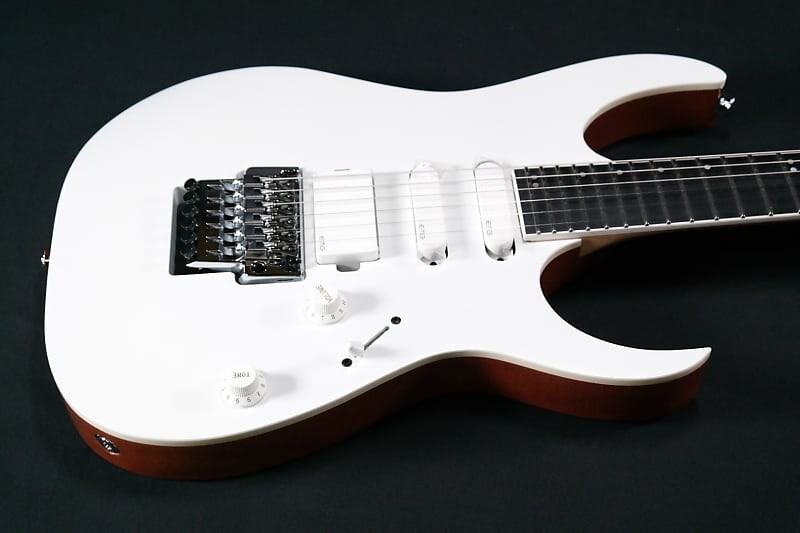 

Электрогитара Ibanez RG5440CPW RG Prestige 6str Electric Guitar w/Case - Pearl White 694