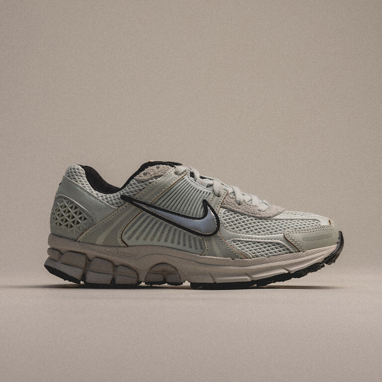 

Кроссовки wmns zoom vomero 5 Nike, серебряный