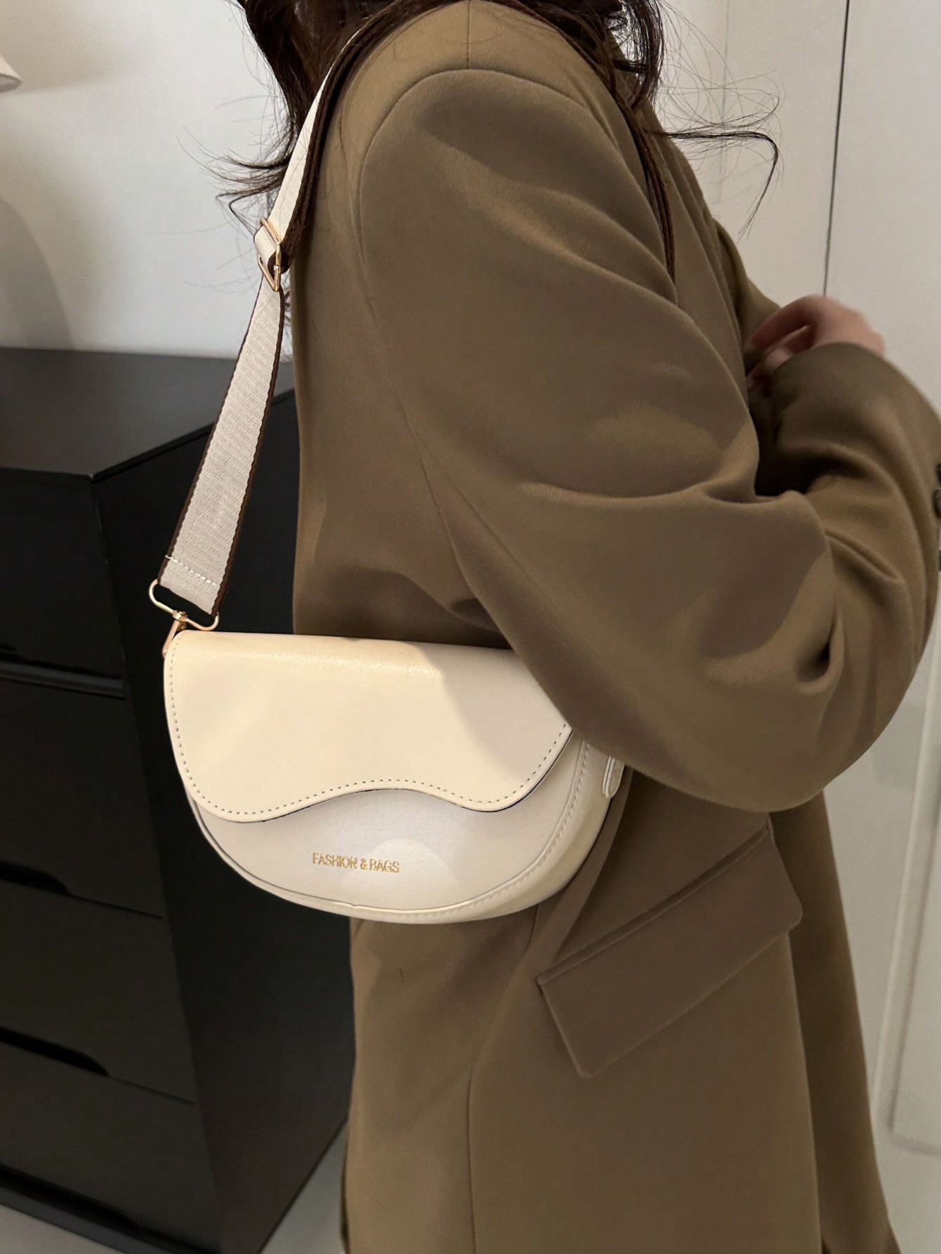 Модная сумка на одно плечо с отделкой из золотой фольги с буквами, бежевый