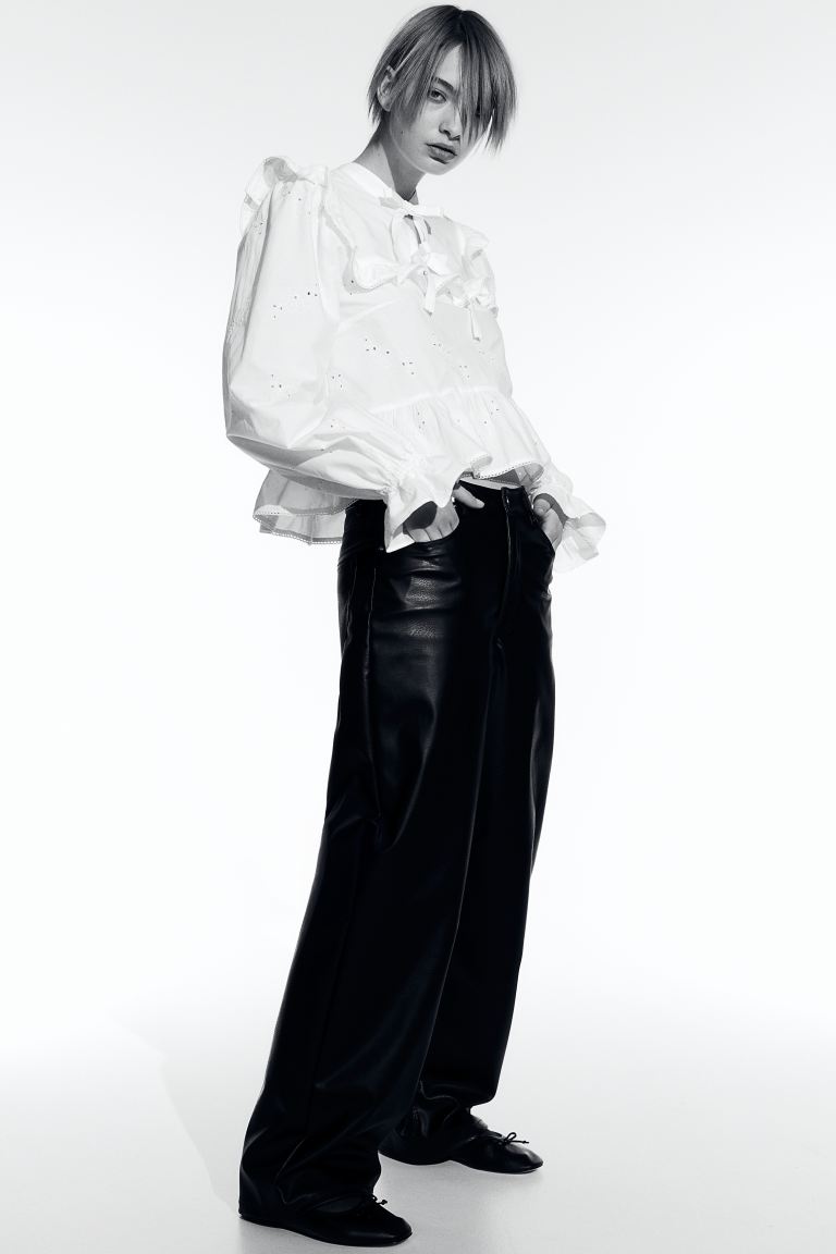 Блузка с воланами и завязками H&M, белый блузка с вышивкой и v образным вырезом рукава с воланами l белый