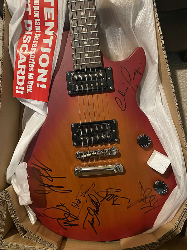 

Электрогитара Epiphone Les Paul Signed by Foreigner