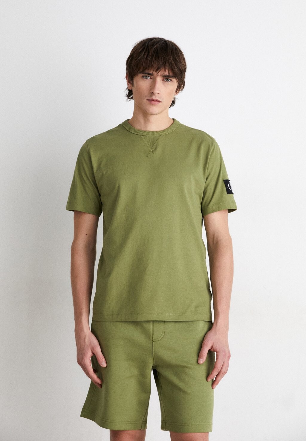 

Футболка базовая BADGE REGULAR TEE Calvin Klein Jeans, цвет dark juniper