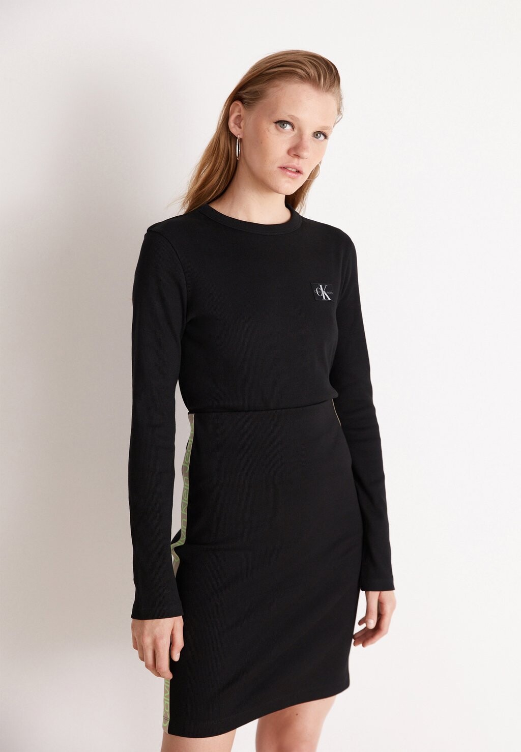 

Футболка с длинным рукавом LABEL LONG SLEEVE Calvin Klein Jeans, черная, Черный