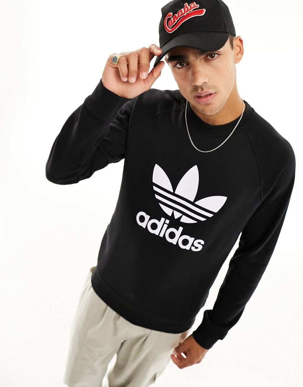 

Черный свитшот с изображением трилистника и большим логотипом в центре adidas Originals