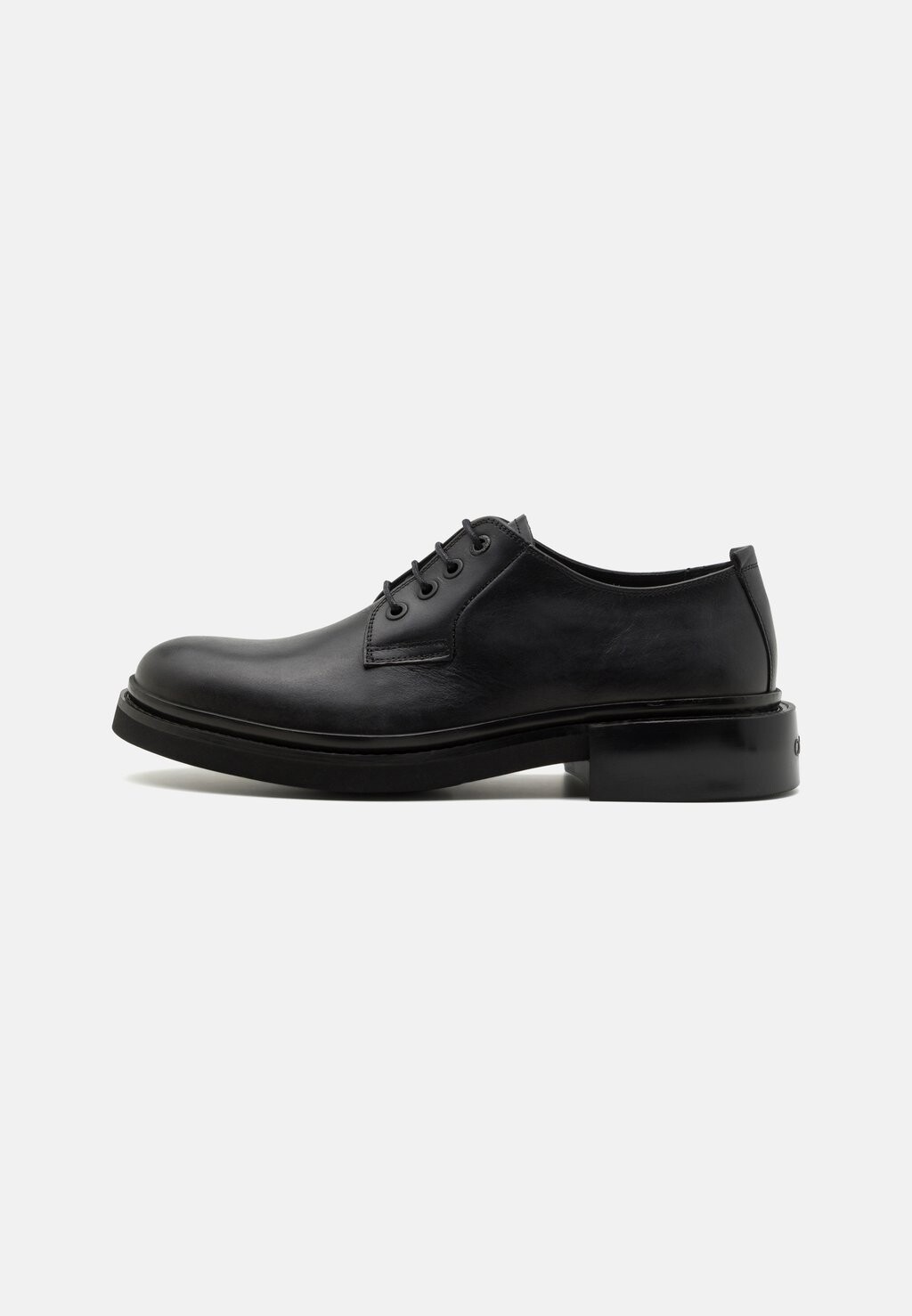 

На шнуровке Calvin Klein POSTMAN DERBY, цвет triple black