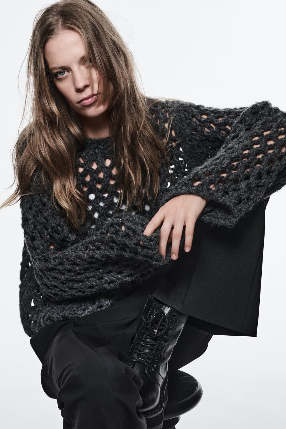 

Вязаный свитер с вырезами ZARA, серый