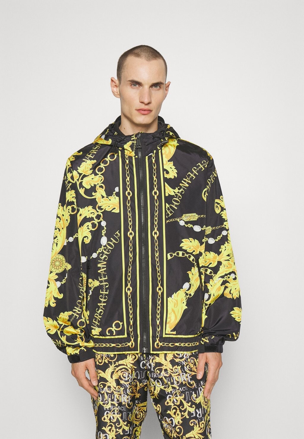 

Легкая куртка Chain Baroque Versace Jeans Couture, цвет black/gold