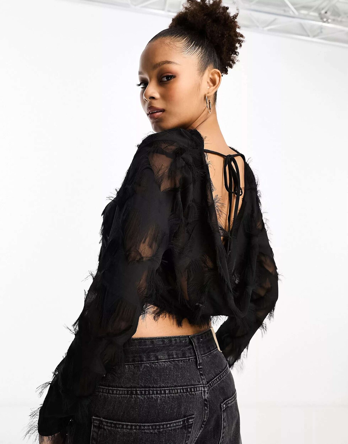 

Черный пушистый жаккардовый топ со спинкой и капюшоном ASOS