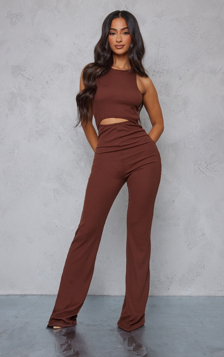 

PrettyLittleThing Комбинезон Petite с вырезами в рубчик шоколадного цвета и широкими штанинами