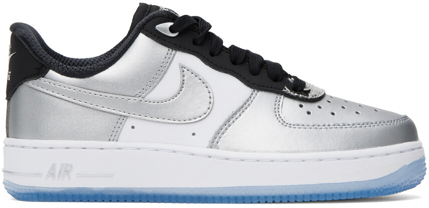 

Серые кроссовки Nike Air Force 1 07 SE