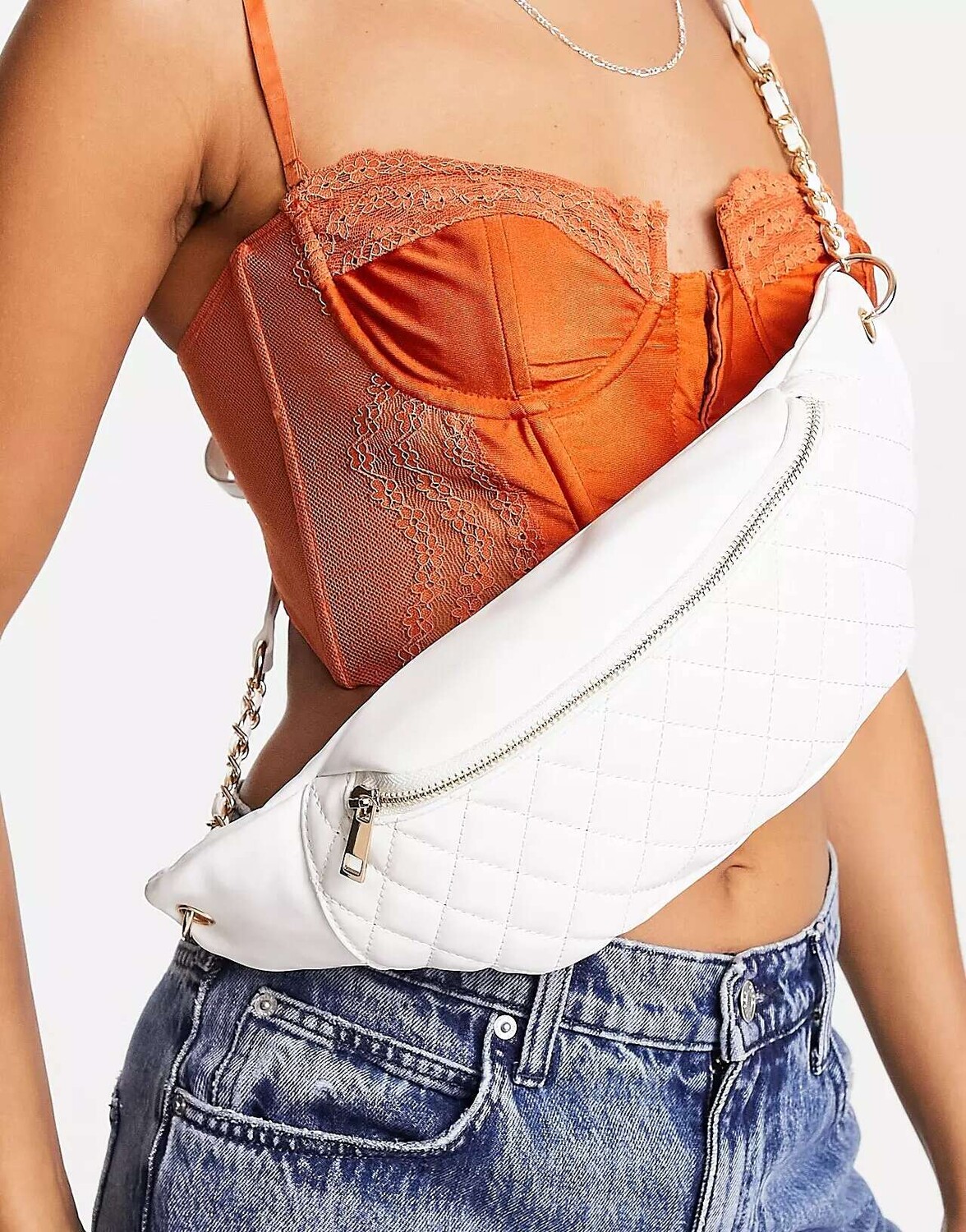 

Белая стеганая поясная сумка с цепочкой ASOS DESIGN Curve