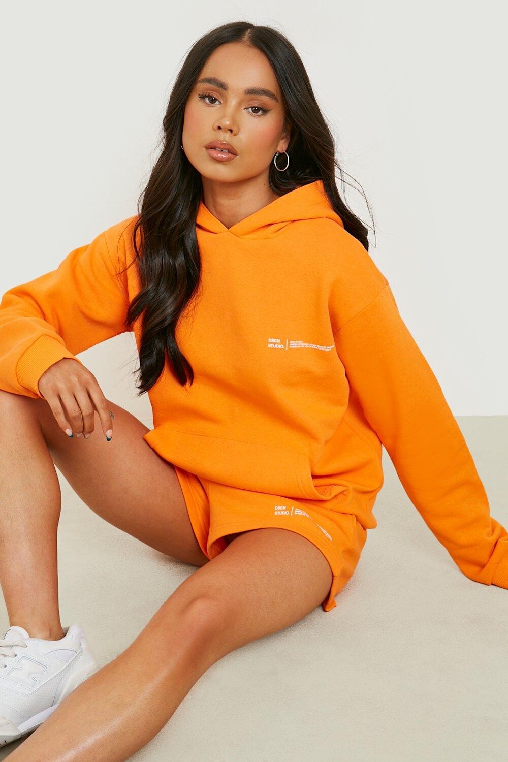 

Короткий спортивный костюм с капюшоном petite text print Boohoo, оранжевый