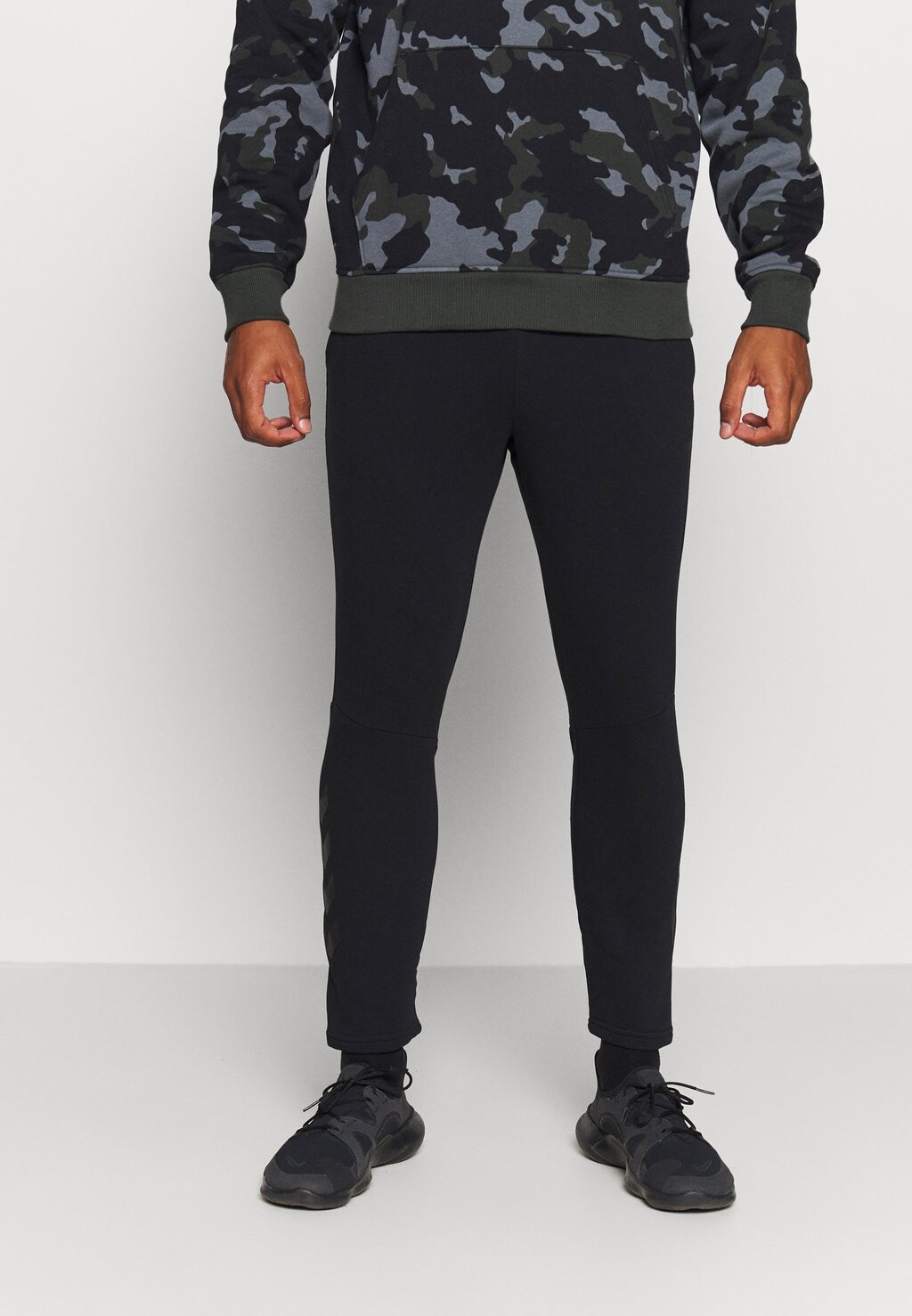 

Спортивные брюки Hummel