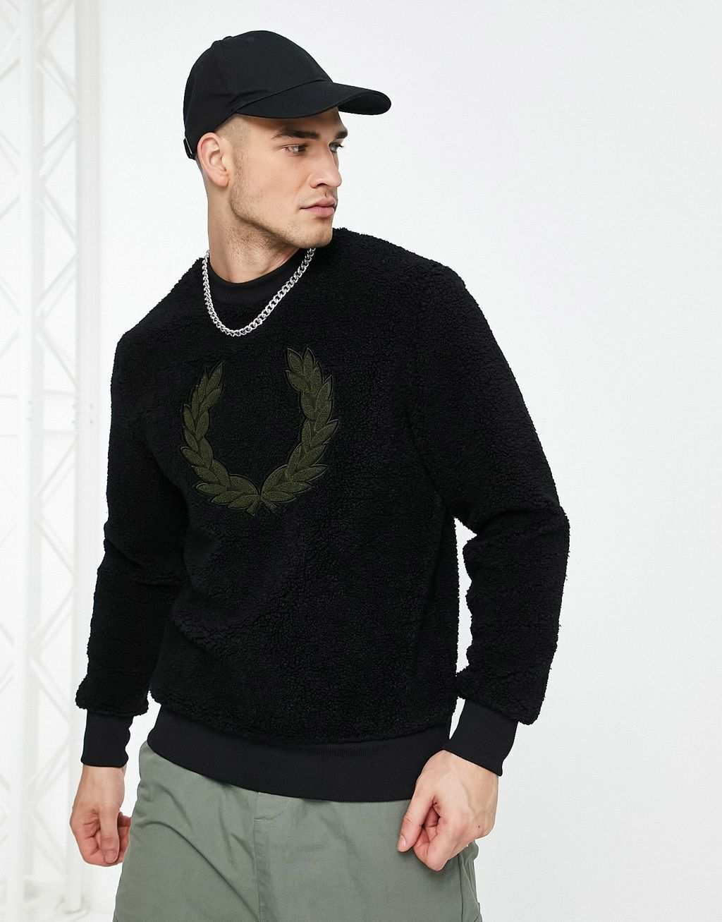 

Черный свитшот с логотипом Fred Perry