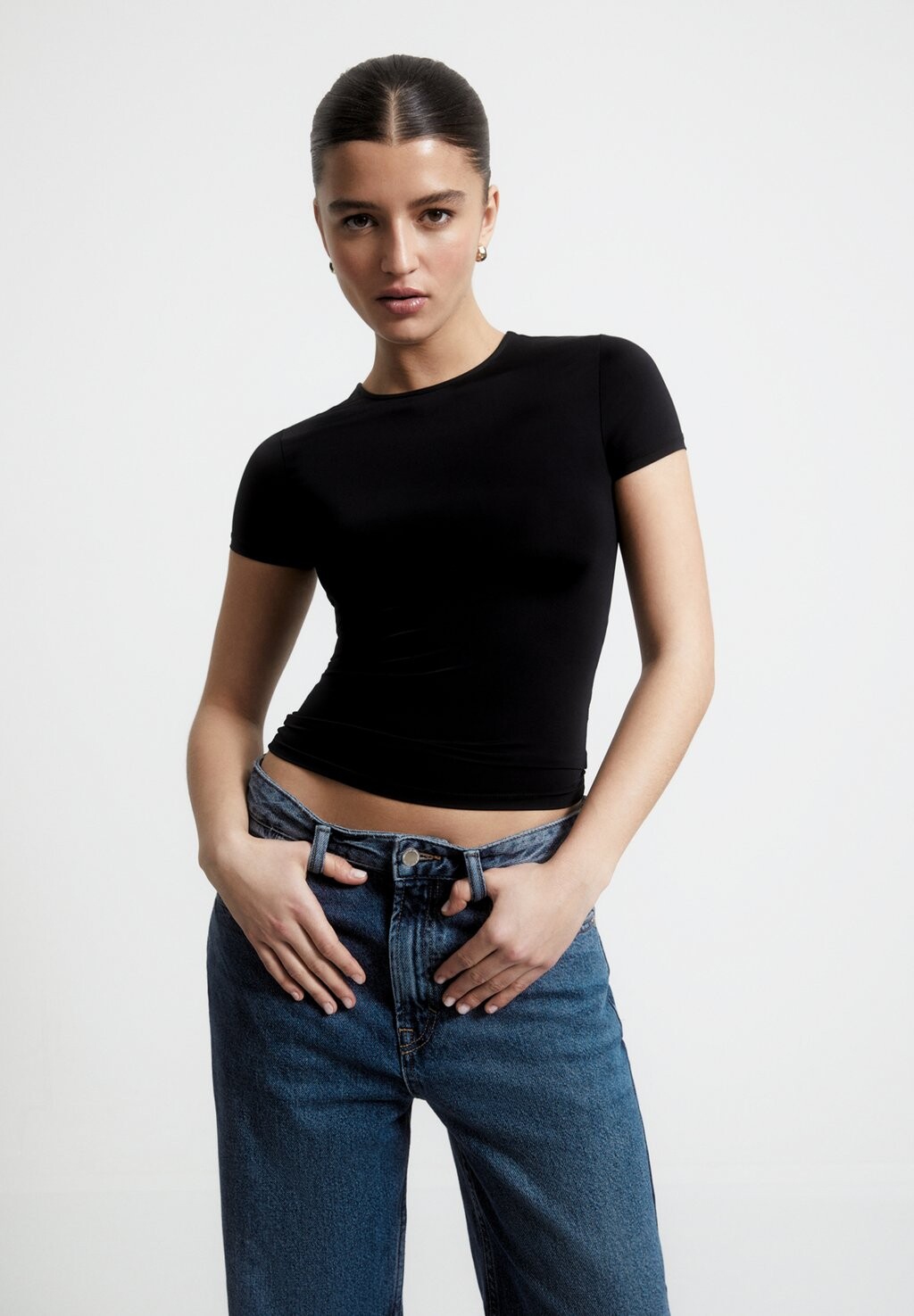 

Базовая футболка SLIM FIT SHORT SLEEVE PULL&BEAR, цвет black