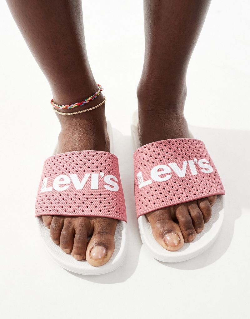 

Levi's – розовые шлепанцы с логотипом