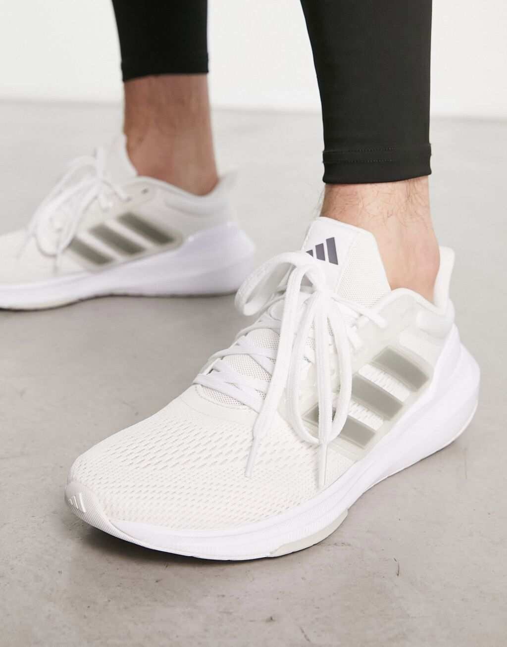 

Бело-серые кроссовки adidas Running Ultrabounce