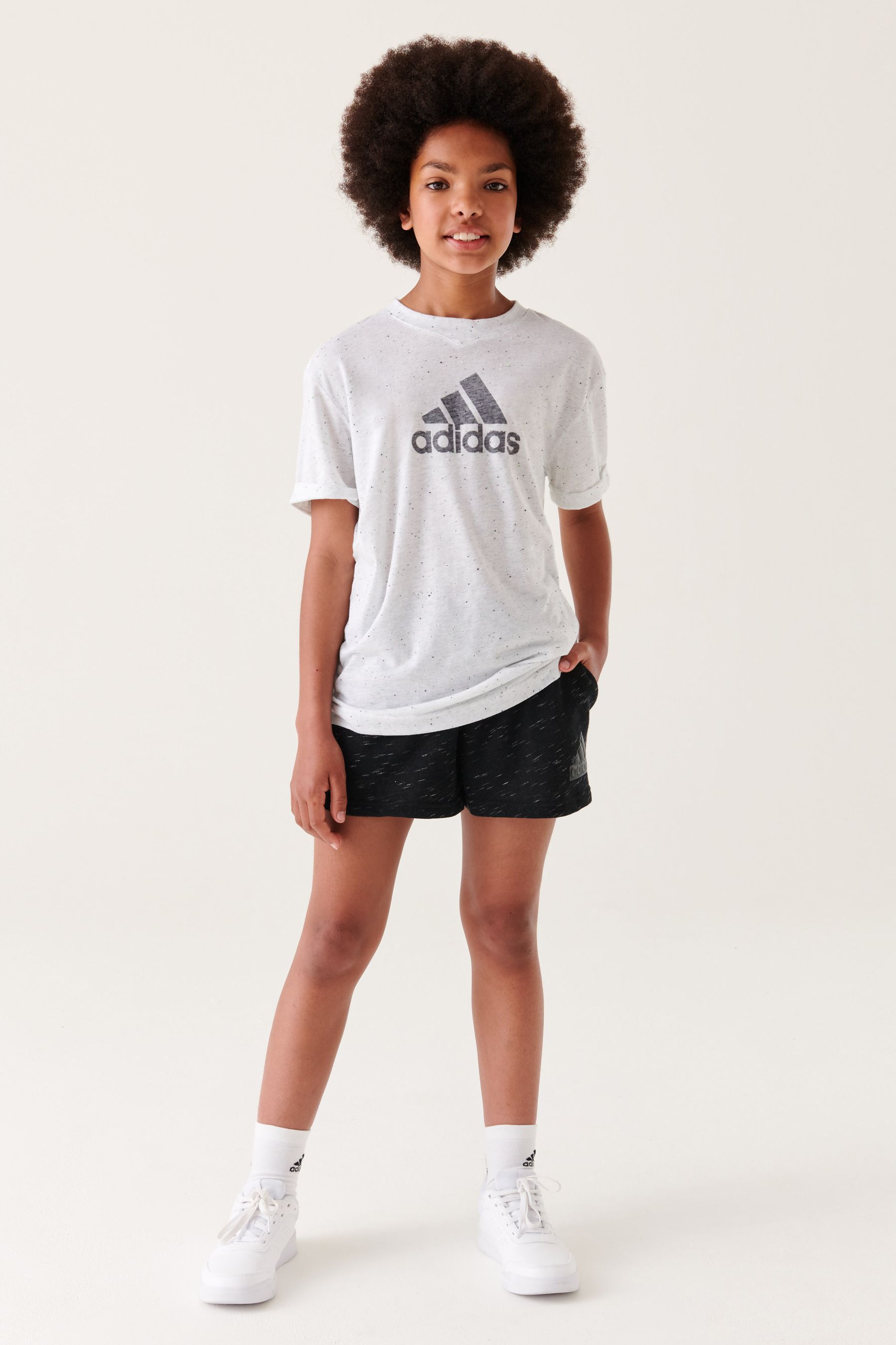 

Шорты Junior Future Icons с большим логотипом adidas, черный