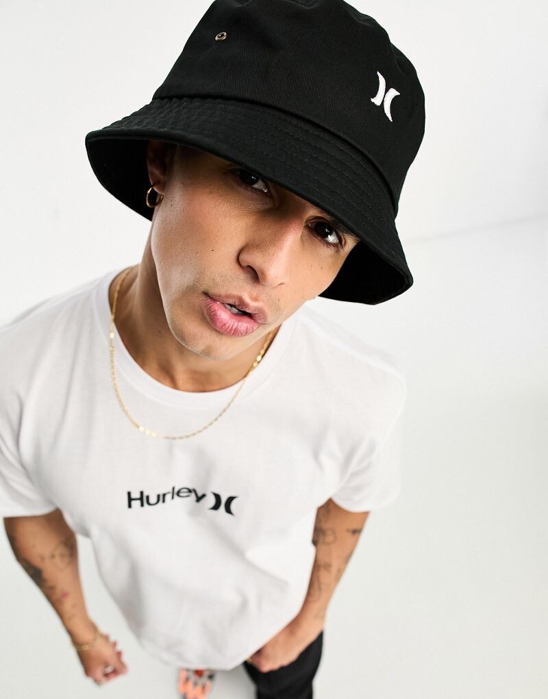 

Hurley – черная панама с маленьким логотипом