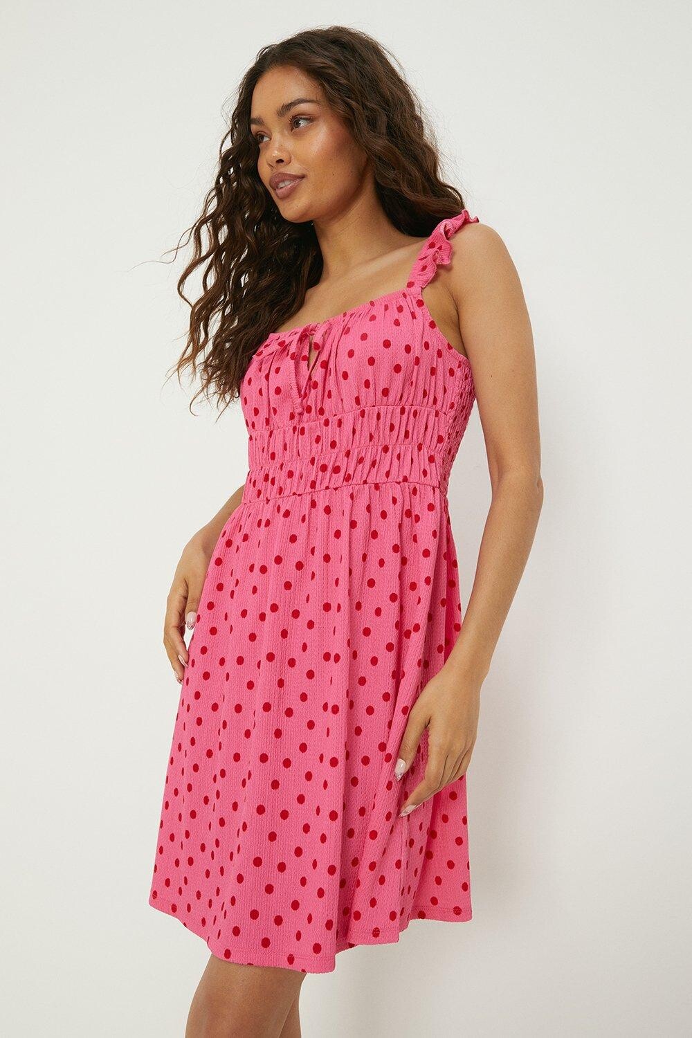 

Миниатюрное розовое мини-платье с рюшами в горошек Dorothy Perkins, розовый