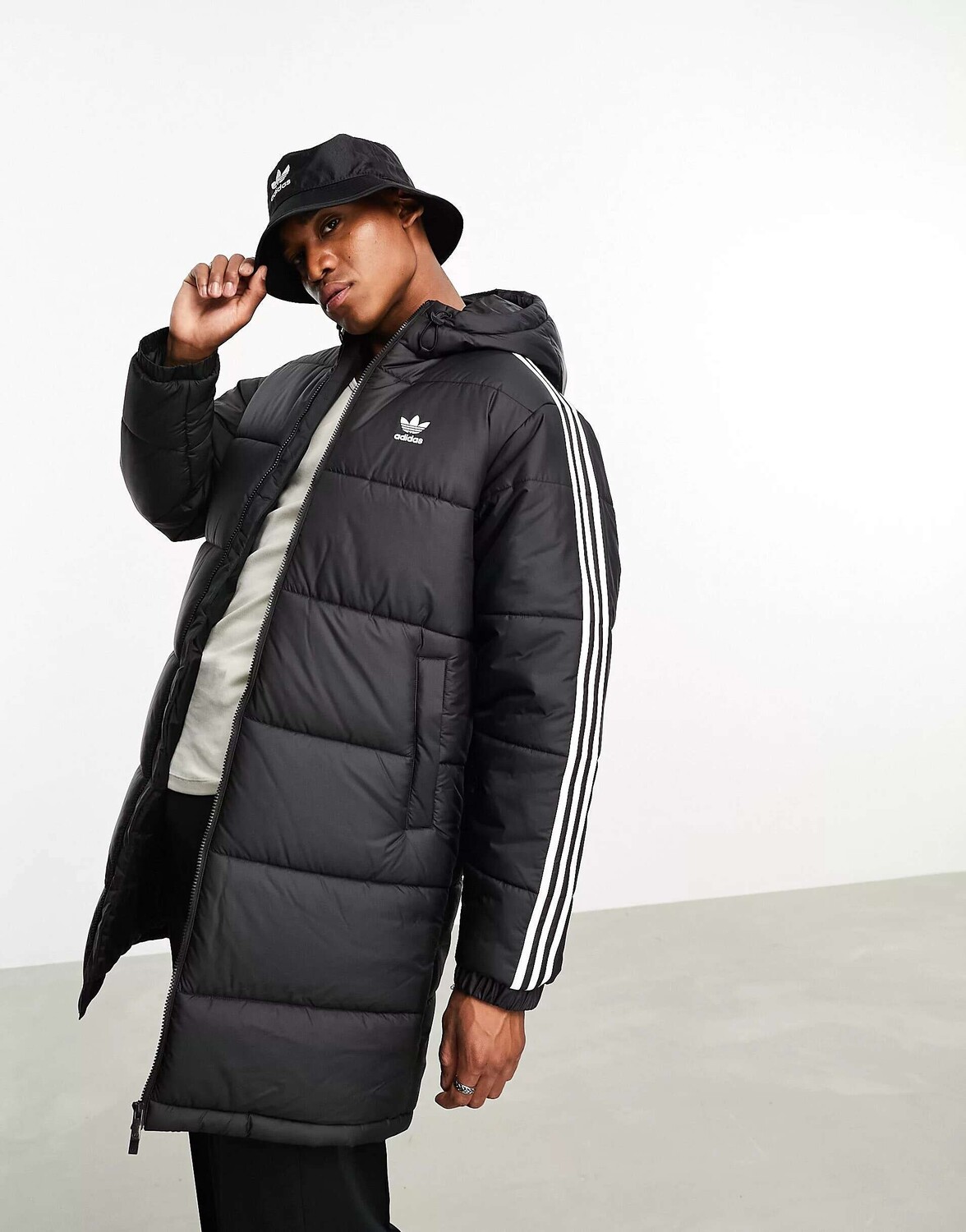 

Черная длинная куртка-пуховик с капюшоном и 3 полосками adidas Originals, Черный