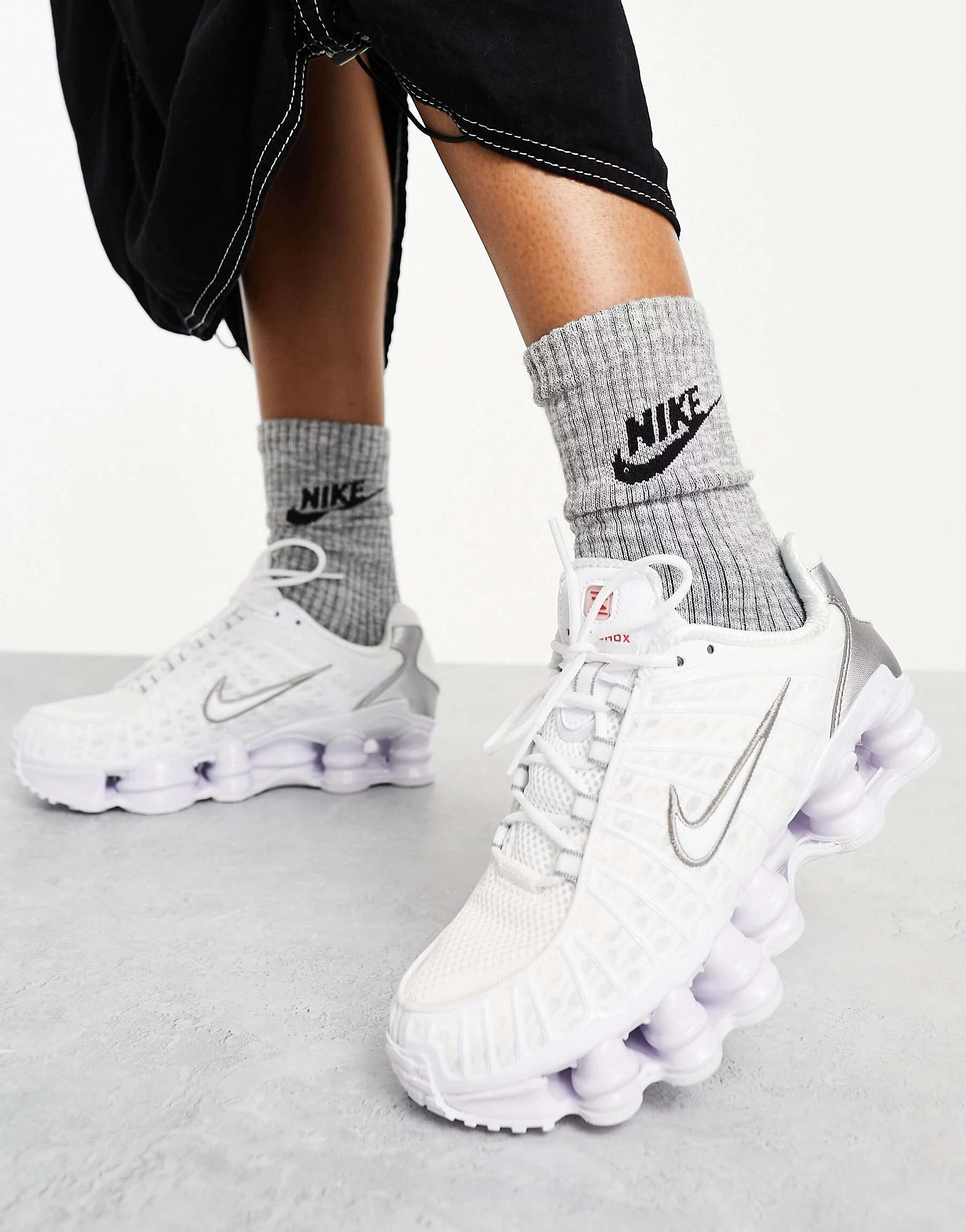 цена Белые кроссовки унисекс Nike Shox TL