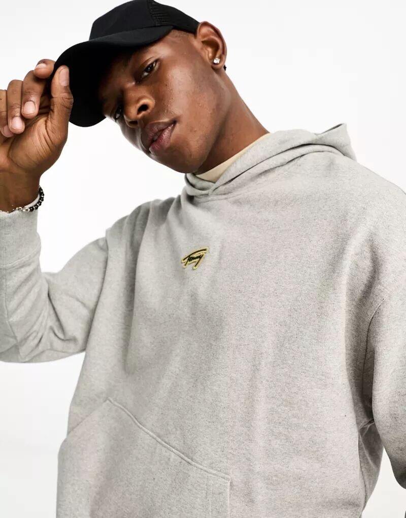

Фирменный худи свободного кроя Tommy Jeans серебристо-серого цвета