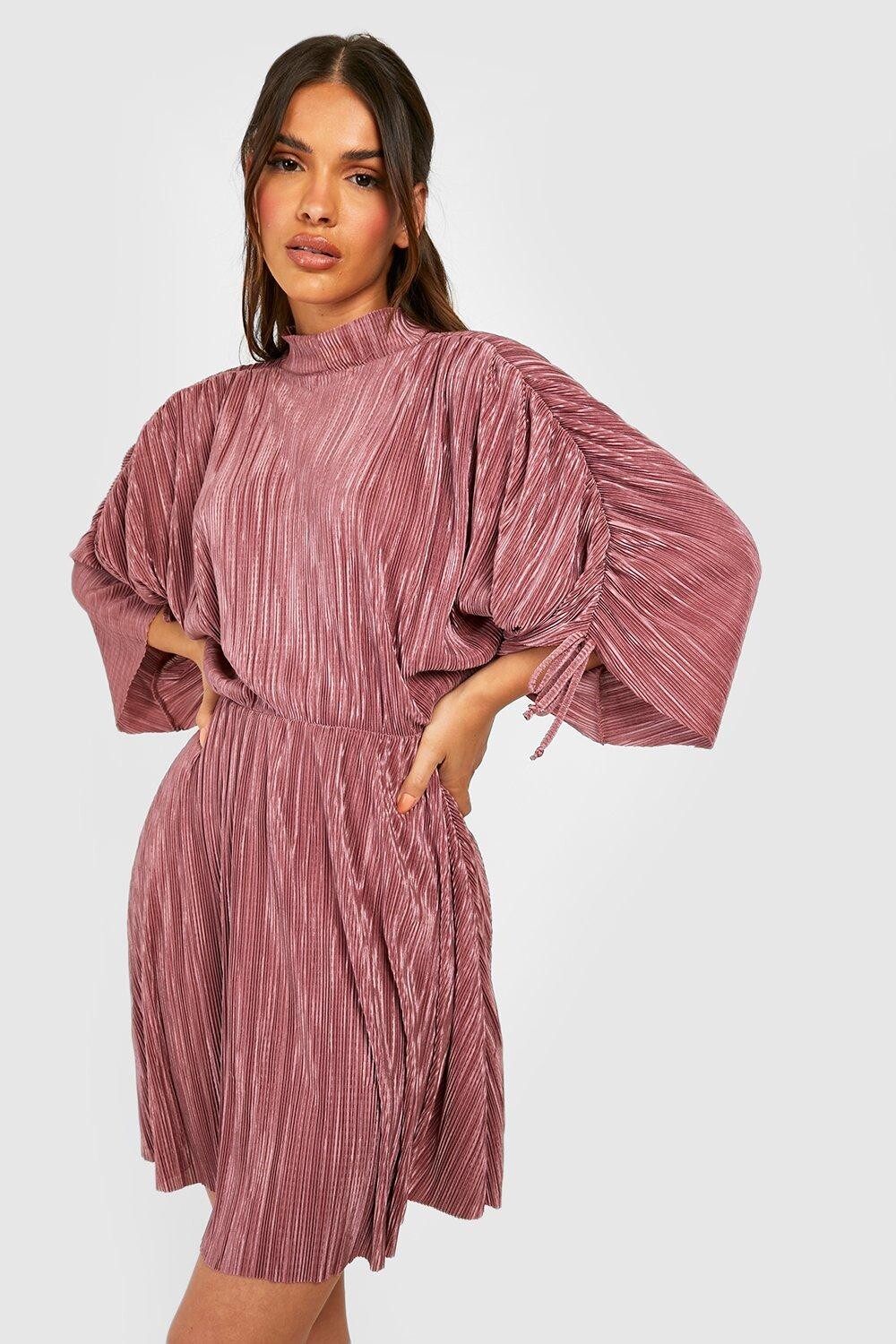 

Платье-плиссе с высоким воротом и со рукавами Boohoo, роза