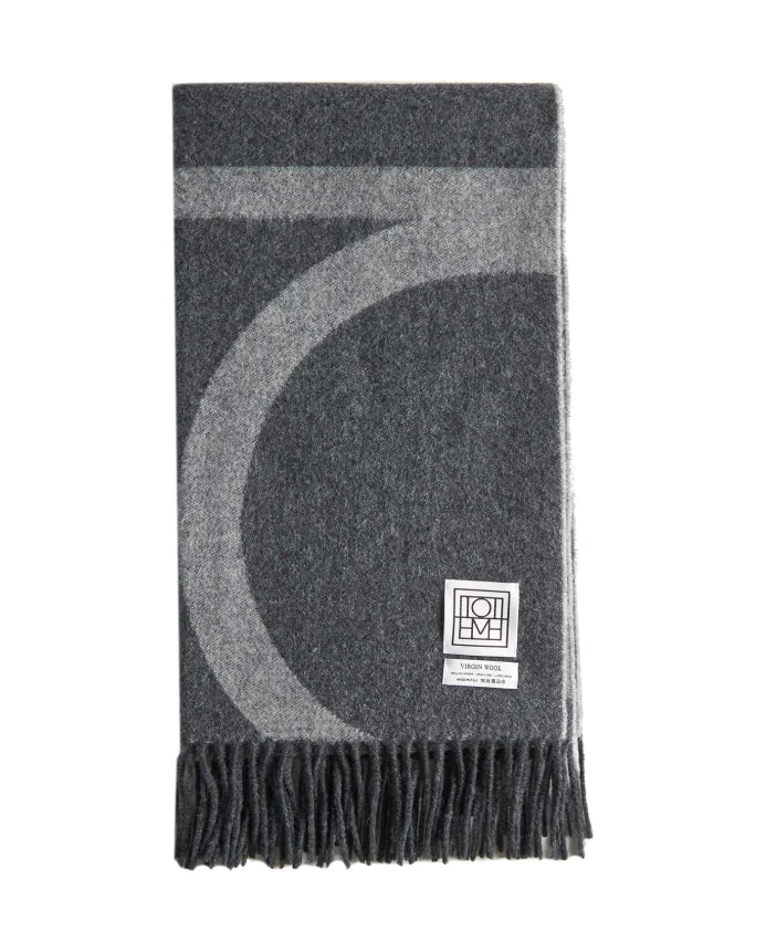 

Жаккардовый шерстяной шарф Monogram с бахромой Totême, серый