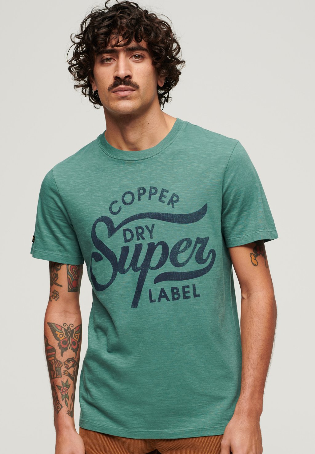 футболка с принтом tattoo script superdry цвет fir green Футболка с принтом COPPER LABEL SCRIPT Superdry, цвет drius green slub