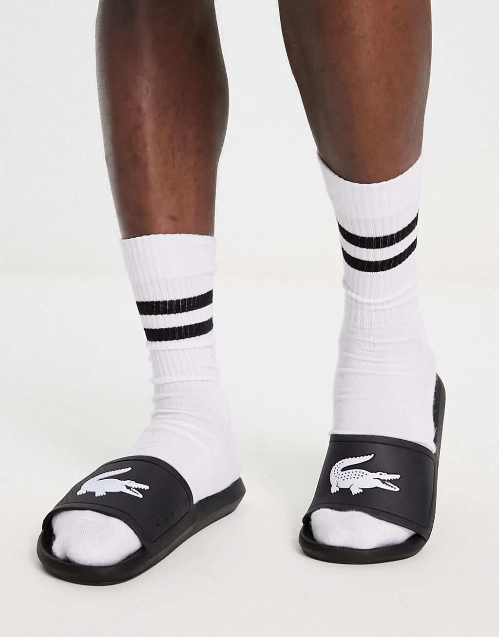 

Черные шлепанцы из крокодиловой кожи Lacoste