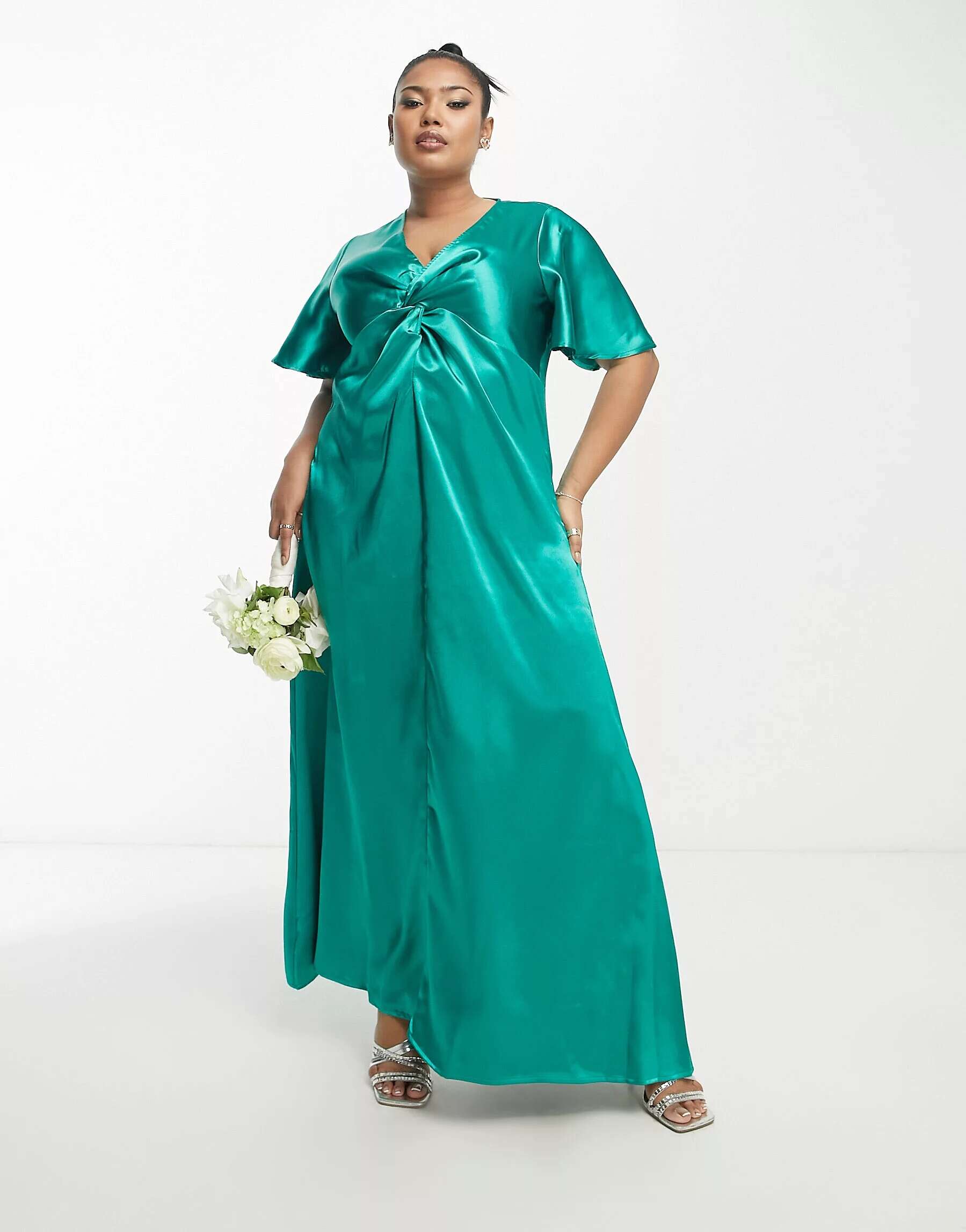 цена Изумрудно-зеленое атласное платье макси с развевающимися рукавами Vila Bridesmaid
