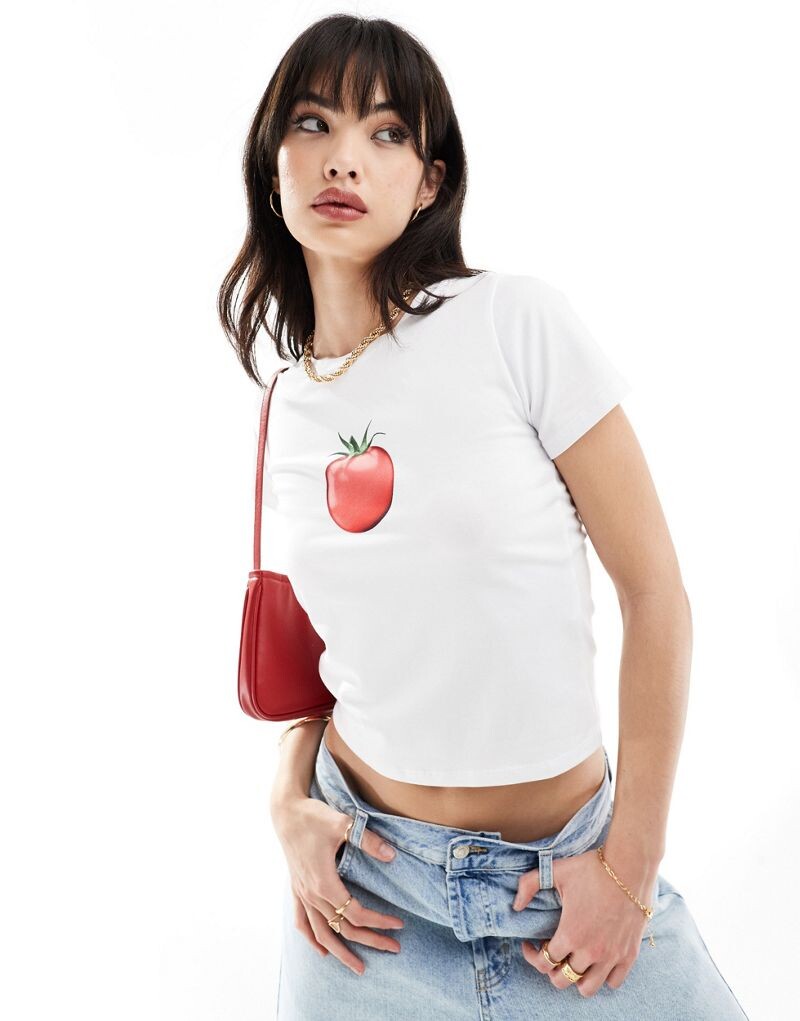 

ASOS DESIGN – белая облегающая укороченная футболка с изображением помидора