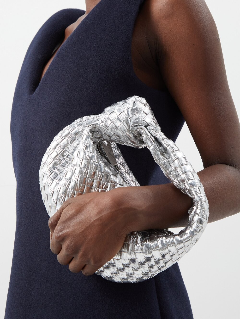 

Мини-клатч jodie из кожи intrecciato Bottega Veneta, серебряный