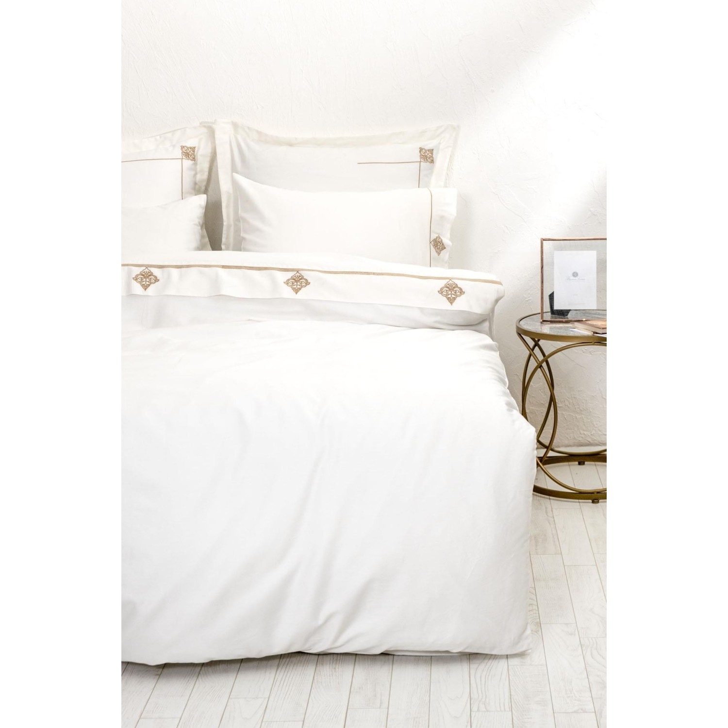 цена Экокотон Aden Комплект постельного белья королевского размера 100% органический хлопок, атлас кремового цвета с вышивкой 240X220 см