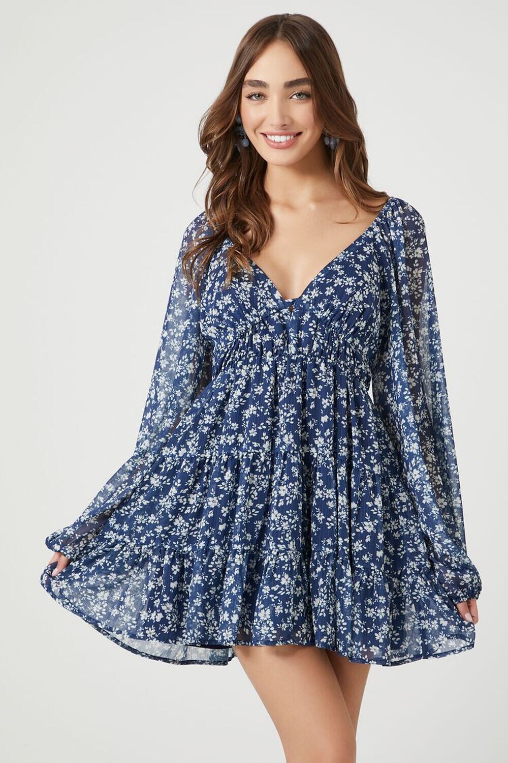 

Многоярусное платье Babydoll с цветочным принтом и глубоким вырезом Forever 21, синий