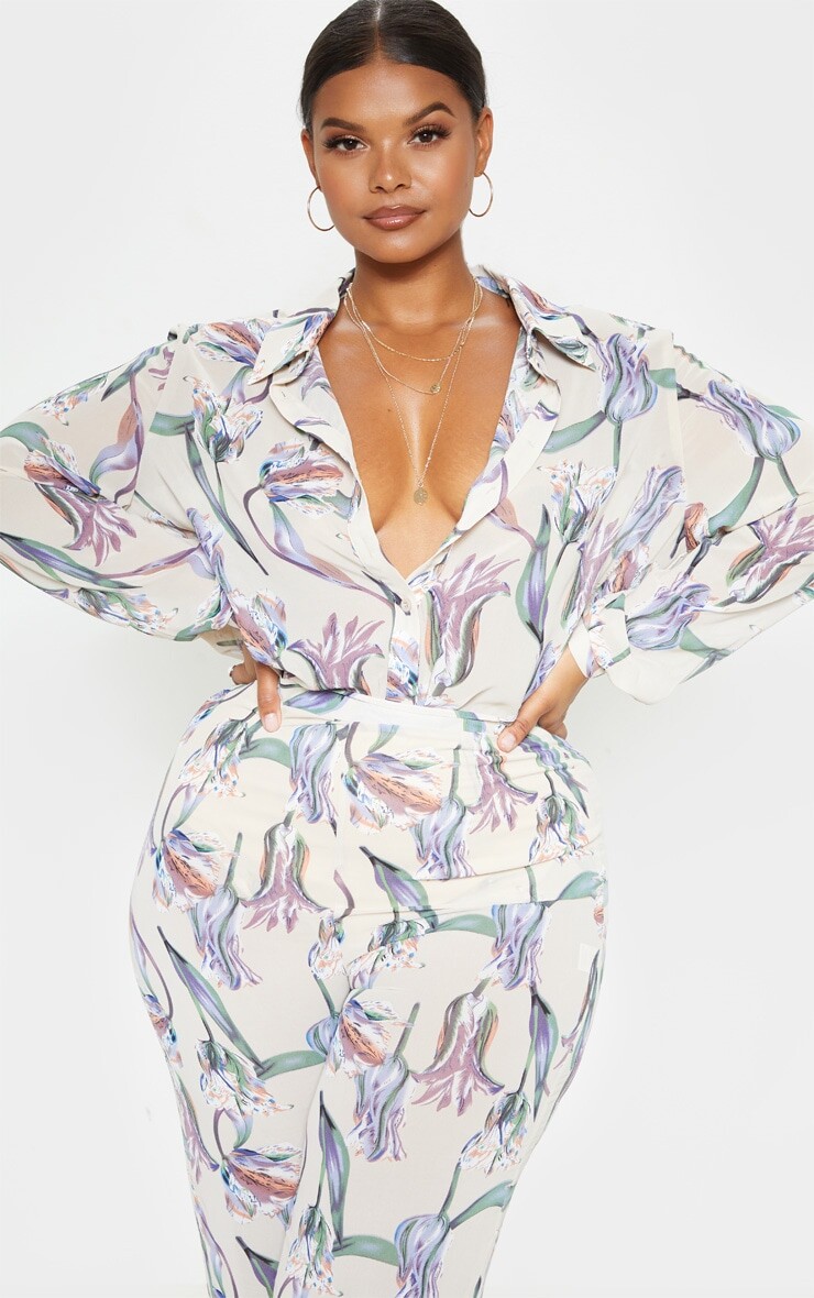 

PrettyLittleThing Плюс размерная рубашка пыльно-розового цвета с цветочным принтом