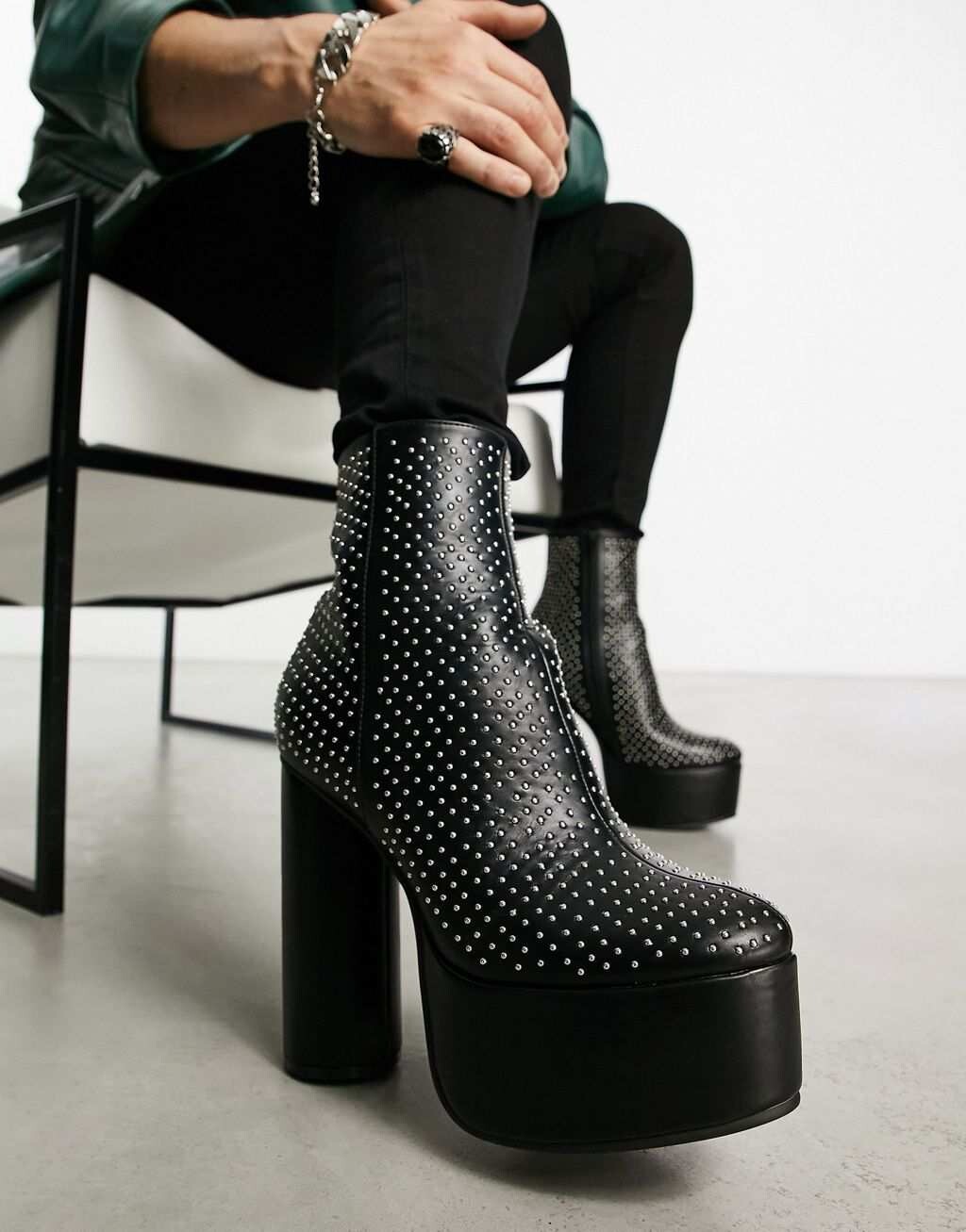 

Черные ботинки челси на платформе и каблуке с заклепками ASOS DESIGN из искусственной кожи