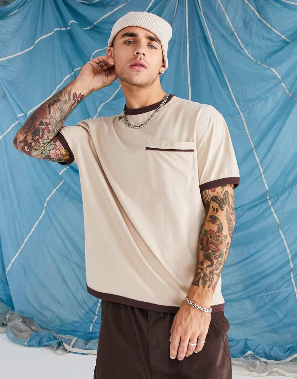 

Бежевая непринужденная футболка с коричневым кольцом и карманом ASOS DESIGN