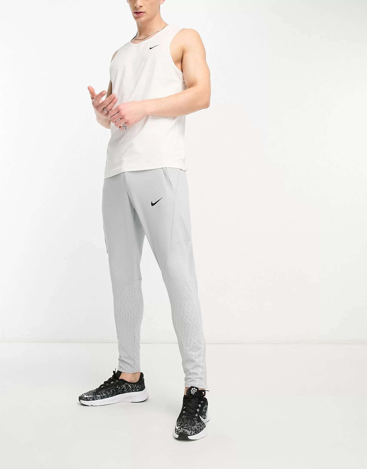 

Серые джоггеры Nike Strike Dri-Fit