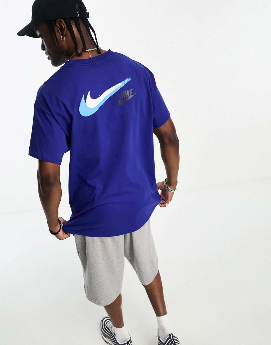 

Темно-синяя футболка с логотипом Nike Graffiti Swoosh